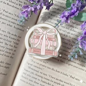 Rosa Schleifen-Bücherstapel-Telefongriff, niedlicher koketter Leseratten-Handyständer, Geschenk für Leseratten- und Buchliebhaber, Magsafe-Zubehör