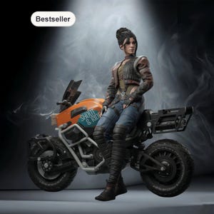 Może przedstawiać: Szczegółowa figurka osoby w skórzanej kurtce i dżinsach, siedzącej na pomarańczowo-czarnym motocyklu. Motocykl ma napis "SHOOT & RIDE" z boku. Figurka jest bestsellerem.