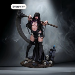 以下が含まれることがあります： 黒いフード付きの衣装を着た女性のフィギュアの精巧な置物。鎌を持っています。フィギュアは紫色のハイライトが入った長い黒髪で、チェーンとスカルのアクセントで飾られています。ベースにはスカルと墓石があります。