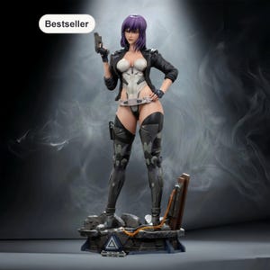 Pode incluir: Figura detalhada de uma mulher com cabelo roxo, vestindo uma jaqueta preta, um body branco e leggings cinza blindadas. Ela segura uma arma e está em pé em uma plataforma. A palavra "Bestseller" está em uma bolha branca.