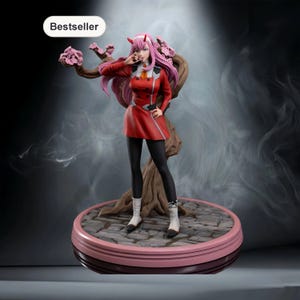 Puede incluir: Figura detallada de un personaje de anime femenino con cabello rosa, cuernos rojos y un atuendo rojo. La figura se encuentra sobre una base circular con una estructura similar a un árbol detrás. La palabra "Bestseller" está en la esquina superior izquierda.