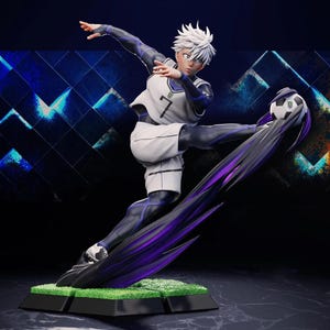 Puede incluir: Figura dinámica de un jugador de fútbol en acción, vistiendo un uniforme blanco y azul marino con el número 7. La figura tiene cabello blanco y posa con un balón de fútbol. La base es verde y negra, con un efecto de energía morado y negro.