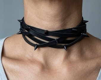 Handgjort nithalsband i läder, justerbart spetsigt halsband, present till henne/honom
