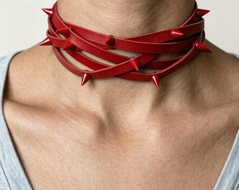 Handgjort nithalsband i rött läder, justerbart spetsigt halsband, present till henne/honom