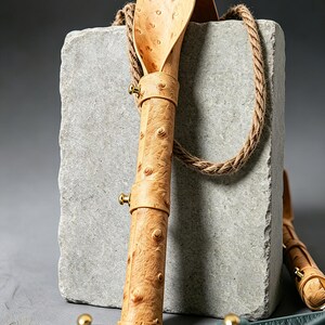 Handgjord paddel i strutsläder för lek, äkta läder, smiskleksak, unik märkeslämnande textur, BDSM-spelrekvisita, 20 tum bild 6