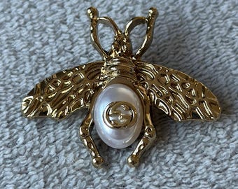 Broche GG Bee feito à mão com materiais reciclados e pérolas.