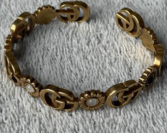 Pulseira GG artesanal reciclada com flor dourada