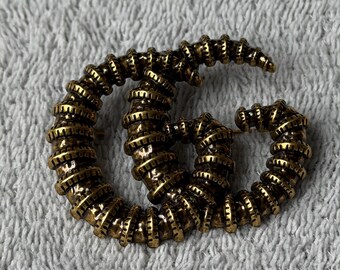 Broche GG artesanal reciclado, broche dourado.