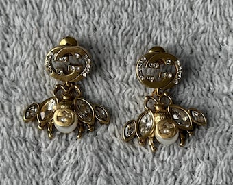 Brincos GG Bee artesanais e reciclados com pingente de pérola.