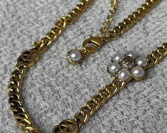 Colar GG artesanal com corrente dourada e pérolas recicladas