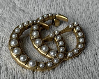 Broche GG artesanal reciclado, broche dourado, alfinete de pérola