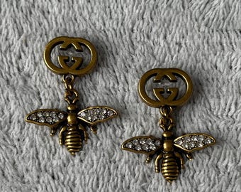 Brincos GG Bee artesanais e reciclados com pingente de strass.