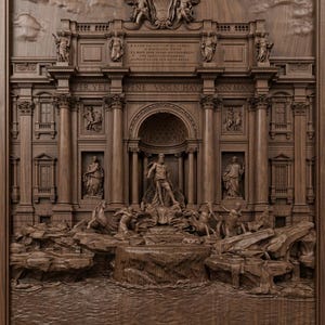 Op de afbeelding: Een gedetailleerde, bruine houten snijwerk van de Trevifontein in Rome. Het kunstwerk toont ingewikkelde sculpturen, zuilen en architectonische details, waaronder figuren, water en tekst. Het snijwerk is ingelijst en toont een hoog niveau van vakmanschap.