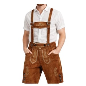 Può includere: Pantaloni di pelle marrone con bretelle. Gli shorts presentano ricami decorativi e dettagli di bottoni. Le bretelle sono attaccate con fibbie metalliche. La persona indossa una camicia bianca abbottonata.