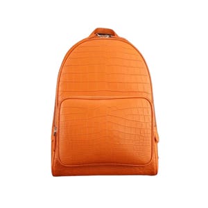 Op de afbeelding: Een feloranje rugzak met een gestructureerd krokodillenleerpatroon. De tas heeft een afgeronde bovenkant, een groot hoofdvak met ritssluiting en een kleiner rechthoekig voorvak met een bijpassende rits en een reliëf schubbenpatroon.