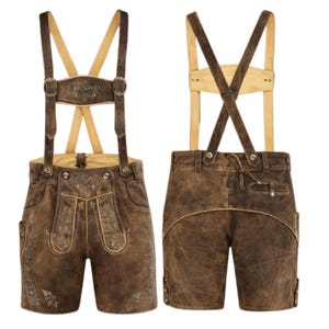 Könnte beinhalten: Braune Lederhose-Shorts mit Hosenträgern. Die Shorts haben dekorative Stickereien und Metallbeschläge. Die Hosenträger sind hellbraun und kreuzen sich am Rücken. Die Shorts haben einen Kordelzug und seitliche Knöpfe.