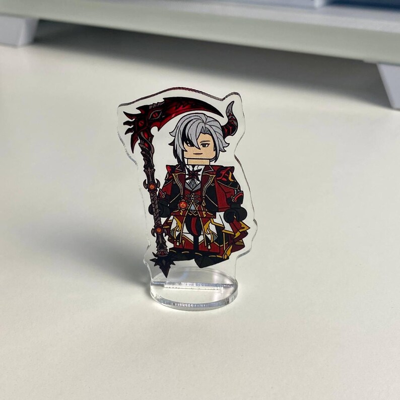 K&ouml;nnte beinhalten: Eine transparente Acrylfigur eines Charakters mit wei&szlig;en Haaren, H&ouml;rnern und einem rot-schwarzen Outfit, der eine Sense h&auml;lt. Die Figur steht auf einem transparenten Sockel.