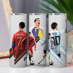 Pu&ograve; includere: Tre bicchieri isolanti bianchi con i calciatori Ronaldo, Cristiano e Messi. Ogni bicchiere ha l'immagine e il numero di maglia di un giocatore diverso. I bicchieri sono cilindrici e hanno una finitura lucida.