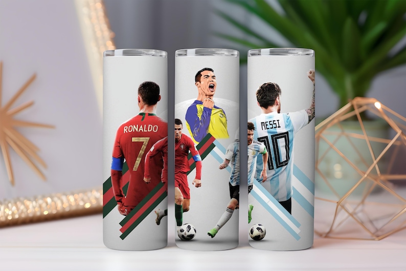 Pu&ograve; includere: Tre bicchieri isolanti bianchi con i calciatori Ronaldo, Cristiano e Messi. Ogni bicchiere ha l'immagine e il numero di maglia di un giocatore diverso. I bicchieri sono cilindrici e hanno una finitura lucida.