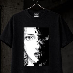 Maglietta con il volto di una donna dalla dualità oscura | Maglietta con ritratto diviso in stile manga | Grafica con luci e ombre | Regalo di alta qualità per gli appassionati di anime