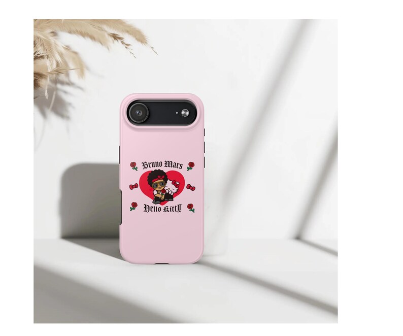 Puede incluir: Funda de tel&eacute;fono rosa con un gr&aacute;fico de dibujos animados de Bruno Mars y Hello Kitty. El dise&ntilde;o incluye un coraz&oacute;n rojo, rosas y el texto "Bruno Mars" y "Hello Kitty" en fuente g&oacute;tica. La funda tiene un recorte para la c&aacute;mara.
