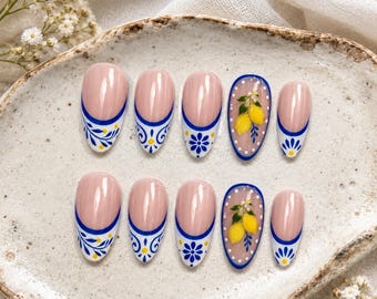 Zitronengelbe French-Tip-Press-On-Nägel, blau-weißer mediterraner Stil, sommerliche Zitrusnägel