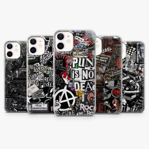 Könnte beinhalten: Eine Sammlung klarer Handyhüllen mit Punkrock-Designs. Die Hüllen zeigen eine Collage aus schwarz-weißen Grafiken, Texten und Symbolen, darunter die Worte "PUNK IS NO DEAD" und "FUCK HOMOPHOBIA".