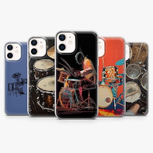 Peut inclure: Ensemble de cinq coques de téléphone avec des motifs de batterie. Les coques présentent divers styles artistiques, notamment des illustrations de batteurs et de batteries dans différentes palettes de couleurs, comme le bleu, le noir et l'orange.