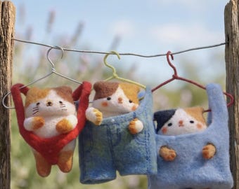 Figura de gato de fieltro de lana natural con temática de lavandería, 7 cm de altura.