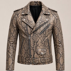 Könnte beinhalten: Eine Motorradjacke mit braun-schwarzem Schlangenledermuster. Die Jacke verfügt über ein steigendes Revers, silberfarbene Metallreißverschlüsse an der Vorderseite und Brust, eine kleine Pattentasche mit Druckknopf sowie einen passenden Gürtel.