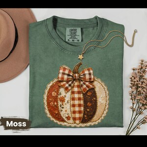 Camiseta de calabaza con retazos, camiseta de otoño con bordado falso, camiseta de calabaza con lazo a cuadros, camiseta floral acogedora de otoño, camiseta de Acción de Gracias estilo cottagecore