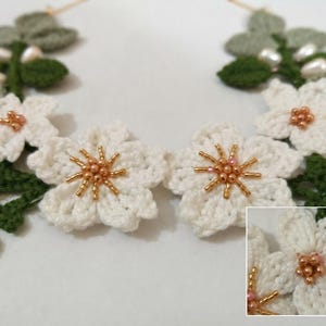 Hakenpatroon voor Sakura bloemen sieraden (PDF) | Boho bloemenketting en oorbellen met bladmotief