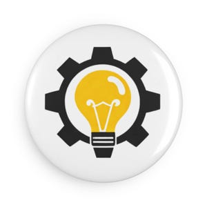 Pode incluir: Um botão branco com um design de engrenagem preta em volta de uma lâmpada amarela. A lâmpada tem um destaque branco e uma base preta. O botão é redondo e tem um acabamento brilhante.