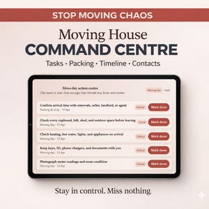Può includere: Un tablet digitale mostra una lista di controllo per il trasloco intitolata "Moving House COMMAND CENTRE". Lo schermo mostra attività come la conferma degli orari di arrivo, il controllo delle utenze e la conservazione dei documenti essenziali. Il testo "Stay in control. Miss nothing" è in basso.