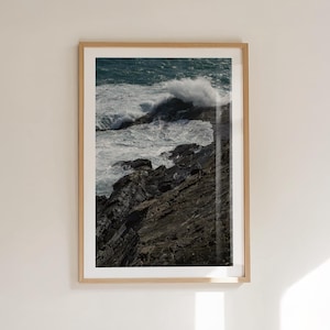 Estampa marina de la Ruta Costera del Atlántico – Mizen Head, Irlanda: olas en la roca