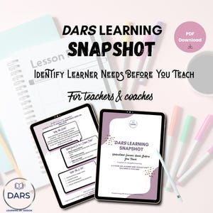Könnte beinhalten: Eine digitale Lernressource mit dem Titel "DARS LEARNING SNAPSHOT" mit dem Text "Identify Learner Needs Before You Teach". Das Bild zeigt zwei Tablets, die die Ressource anzeigen, zusammen mit Stiften, einem Notizbuch und einer Kaffeetasse. Die Ressource ist für Lehrer und Coaches konzipiert.