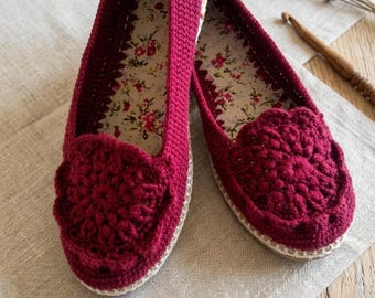 Mocasines de ganchillo burdeos hechos a mano con suela de yute tipo alpargata, zapatos de mujer de punto con estampado floral mandala, zapatos sin cordones de estilo bohemio rústico para uso exterior.