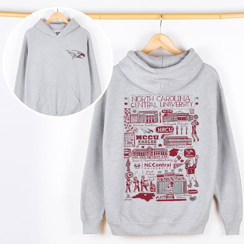 Puede incluir: Una sudadera con capucha gris claro con un bolsillo delantero. El cofre delantero izquierdo tiene un logotipo de &aacute;guila rojo y azul. La parte posterior de la sudadera con capucha presenta un gr&aacute;fico granate con el texto "NORTH CAROLINA CENTRAL UNIVERSITY" y "NCCU EAGLES".