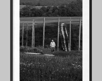Uomo solitario in bianco e nero