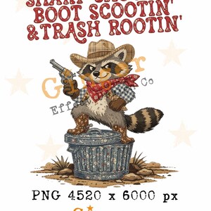 Peut inclure: Illustration d'un raton laveur de dessin animé portant un chapeau de cowboy, des bottes et un bandana, tenant une arme à feu, debout sur une poubelle. Le texte "SHARP SHOOTIN' BOOT SCOOTIN' & TRASH ROOTIN'" est inclus. Téléchargement numérique de Ginger Effect Design Co.