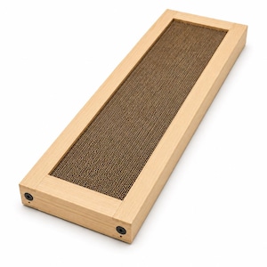 Puede incluir: Un rascador rectangular con un marco de madera de tono claro y un centro de cartón corrugado marrón texturizado. El marco está asegurado en las esquinas con dos tornillos negros visibles en el borde frontal, proporcionando una estructura firme.