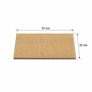 Könnte beinhalten: Eine rechteckige, hellbraune Matte mit einer strukturierten, gitterartigen Oberfläche. Die Matte hat einen durchgehenden Rand und ist mit den Maßen 57 cm in der Länge und 32 cm in der Breite gekennzeichnet, die direkt auf dem Bild ersichtlich sind.