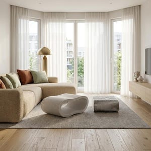 Könnte beinhalten: Ein modernes Wohnzimmer mit einem beigefarbenen Ecksofa, farbigen Kissen und einem einzigartigen Couchtisch. Der Raum verfügt über ein großes Fenster mit weißen Vorhängen, einen Holzboden und einen Flachbildfernseher.
