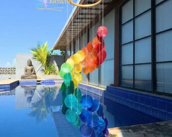Windgong met regenboogschelp – Handgemaakt kustdecor, kleurrijk strandhuis hangend