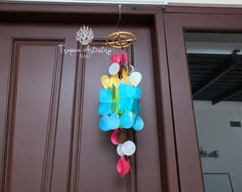 Sino de vento colorido com conchas de Capiz | Decoração costeira artesanal para pendurar