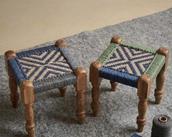 Banco de madera tejido a mano, juego de 2 taburetes pequeños, rosa y blanco, asiento tejido con cuerda, estilo rústico artesanal, estilo charpai indio.