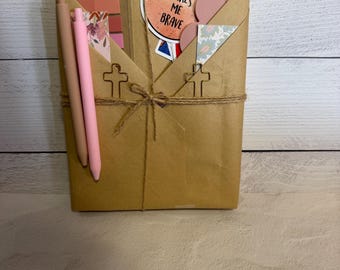 Enveloppée de grâce | Livre mystère chrétien ou recueil de méditations | Cadeau inspiré par la foi | Cadeau chrétien pour femme