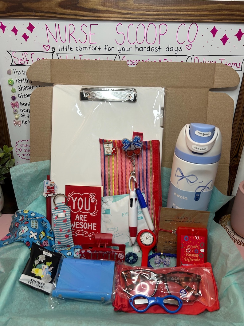 Peut inclure: Un coffret cadeau contenant un presse-papier blanc, une bouteille d'eau Owala bleu clair, une pochette rouge, une carte rouge avec l'inscription YOU ARE AWESOME, une pince &agrave; cheveux rouge, une montre rouge, des lunettes bleues et divers accessoires.