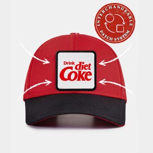 Könnte beinhalten: Eine rote Baseballkappe mit schwarzem Schirm und einem quadratischen weißen Aufnäher auf der Vorderseite mit dem roten Schriftzug Drink diet Coke. Ein kreisförmiges rotes Abzeichen oben rechts zeigt INTERCHANGEABLE PATCH SYSTEM mit weißen Pfeilen.
