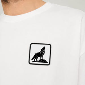 Koszulka z naszywką Howling Wolf, biała koszulka z odpinaną naszywką na rzep, koszulka z grafiką Wildlife, prezent dla miłośnika natury, unisexowa koszulka ze zwierzętami
